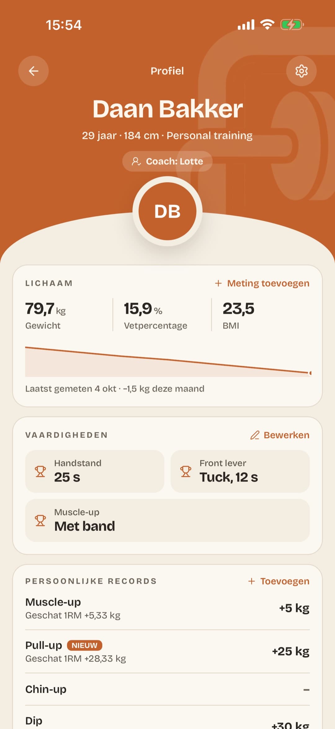 Het profiel van een voorbeeldklant: gewicht, vetpercentage en BMI met het verloop van de laatste maand, vaardigheden zoals handstand en front lever, en persoonlijke records.