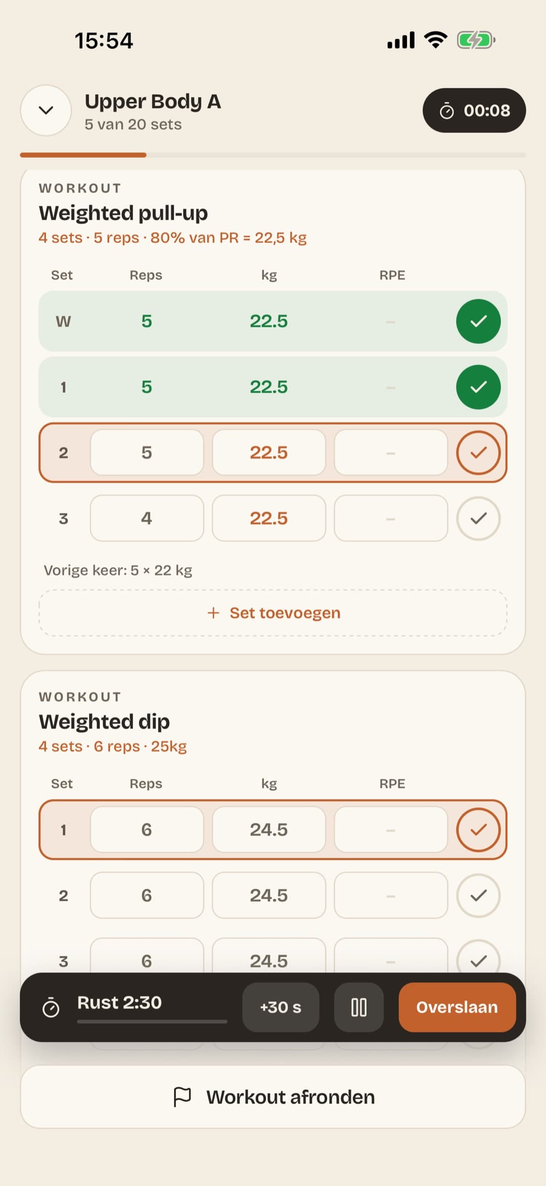 Een workout die live gelogd wordt: per oefening de sets met herhalingen en gewicht, wat je vorige keer deed, en onderin een rusttimer met een knop om de rust over te slaan.